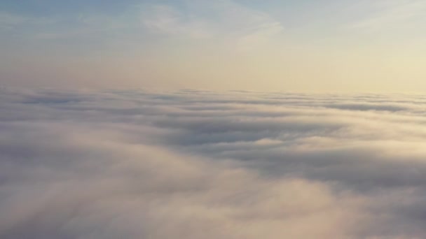 Fırtınalı mor-mavi bulutlar gün batımında, drone görüntüsü. — Stok video