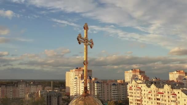 Flyger runt ett förgyllt kors på kupolen i kyrkan — Stockvideo