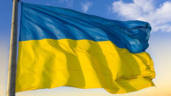 Drapeau ukrainien fond de ciel bleu avec des nuages blancs . — Photo