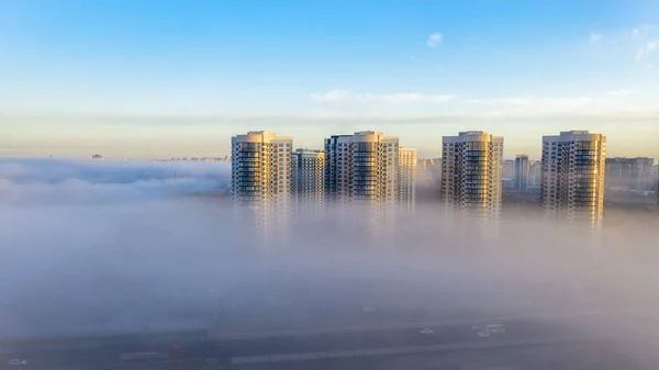 Hoogbouw in de vroege herfstmist — Stockfoto