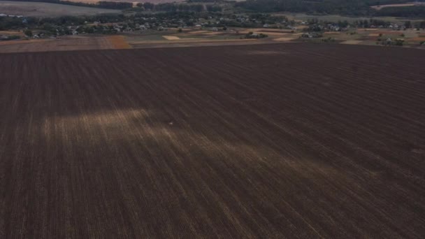 Leere landwirtschaftliche Felder mit kultiviertem Boden — Stockvideo