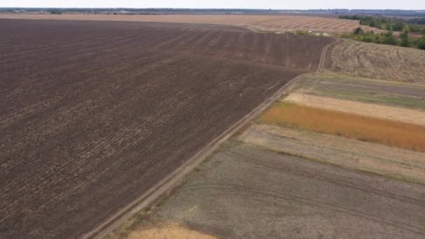 Leere landwirtschaftliche Felder mit kultiviertem Boden — Stockvideo