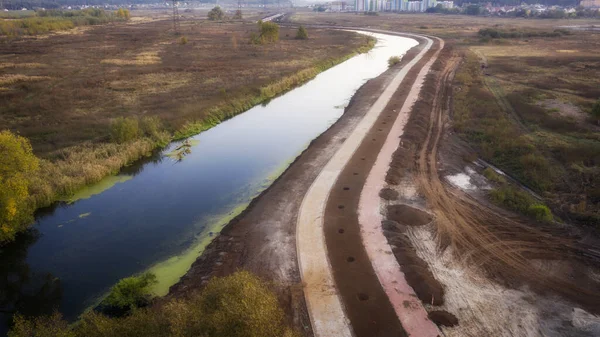 Poškození životního prostředí. Výstavba parku na břehu řeky. — Stock fotografie