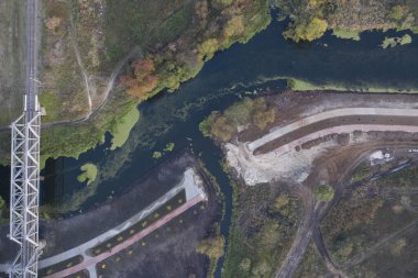 Çevresel hasar. Nehir kıyısında bir park inşaatı.