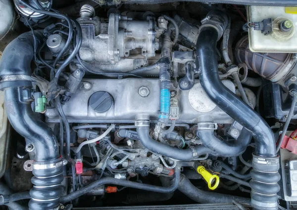 Motor diesel velho sob a vista superior do capuz do carro — Fotografia de Stock