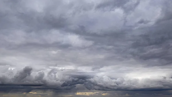 Luz en las nubes de tormenta oscuras y dramáticas —  Fotos de Stock