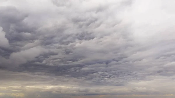 แสงในความมืดและละครพายุเมฆ — ภาพถ่ายสต็อก