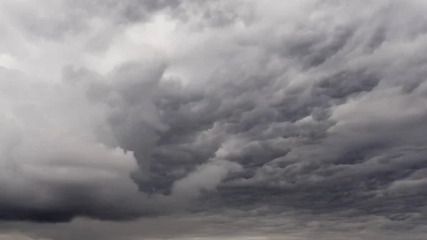 Luz en las nubes de tormenta oscuras y dramáticas —  Fotos de Stock