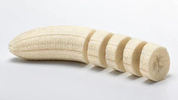 Skalad och skivad banan på en vit bakgrund — Stockfoto