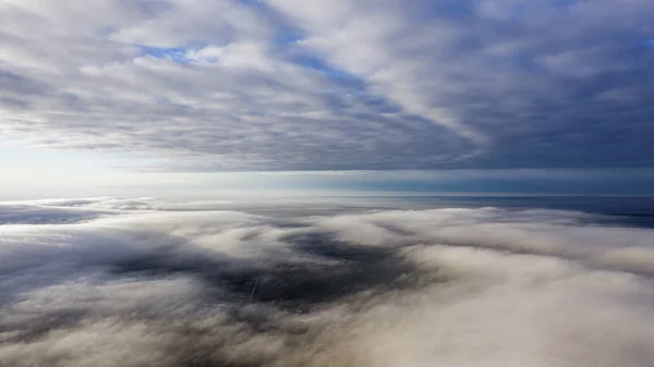 Nebbia ondeggia i campi vuoti. Cielo autunnale — Foto Stock