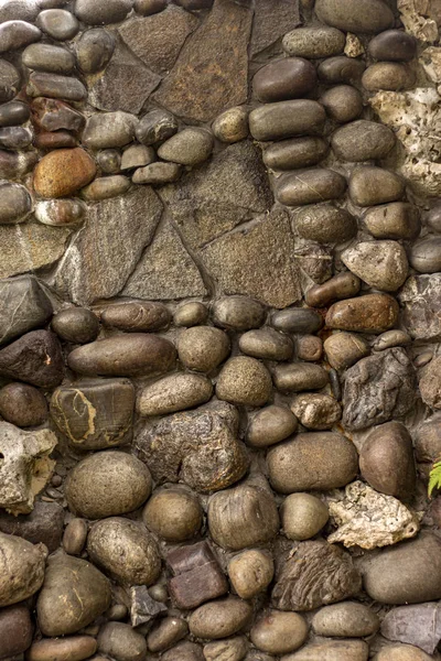 칠을 한 조약돌로 된 돌담 — 스톡 사진