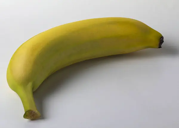 Een rijpe banaan op een witte achtergrond — Stockfoto