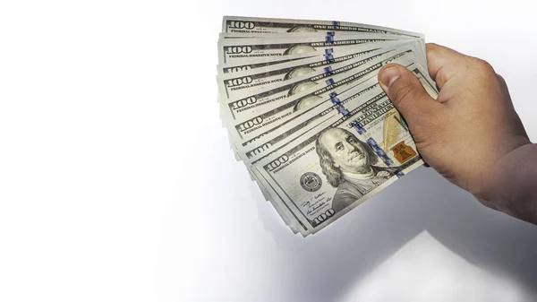 100 долларов банкнота в руке тень падает на белом фоне — стоковое фото
