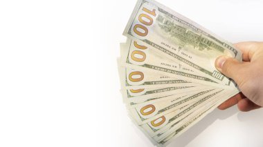 Beyaz arkaplana düşen 100 dolarlık banknot.