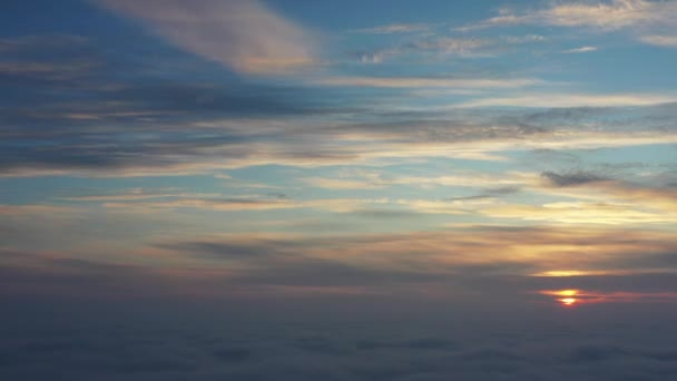 Vidéo aérienne aube au-dessus des nuages drone shot 