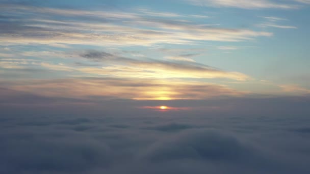Vidéo aérienne aube au-dessus des nuages drone shot 