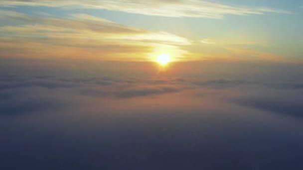 Vídeo aéreo amanecer sobre las nubes disparado con aviones teledirigidos — Vídeos de Stock