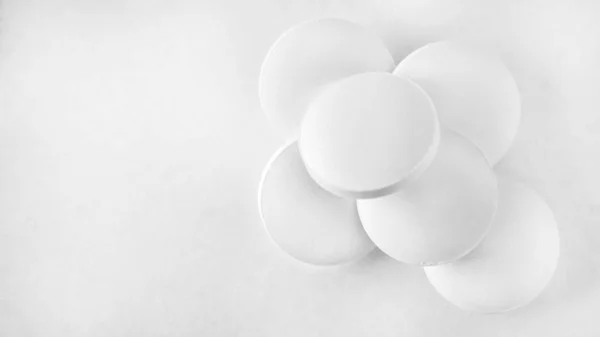 Fehér fájdalomcsillapító tabletták fehér márvány háttér — Stock Fotó