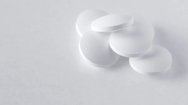 White analgesic pills on white marble background — Stock Photo, Image