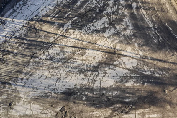 Auf einer asphaltierten Straße werden große Gruben mit Wasser gefüllt — Stockfoto