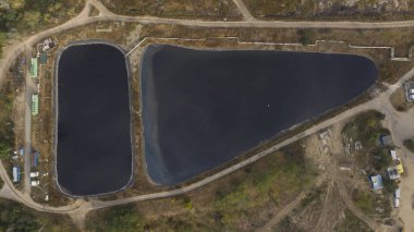 Çöp sahasına yakın kirli su tankı. Tedavi fabrikası.