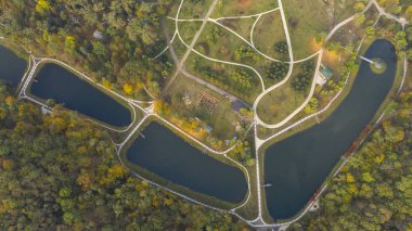 Theophania 'nın sonbahar parkının ve gölünün en üst manzarası.