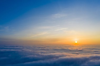 Sarı ve mavi şafak bulutların üzerinde, konsept, seyahat ve eğlence.