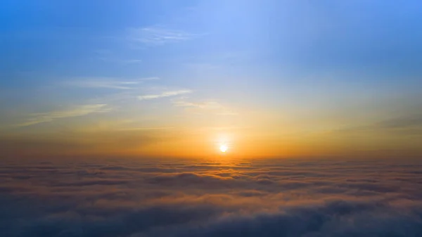Gelbe und blaue Morgendämmerung über Wolken, Konzept, Reisen und Freizeit. — Stockfoto