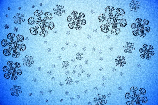 Niebieskie tło świąteczne, płatki śniegu na niebieskim papierze akwarelowym — Zdjęcie stockowe