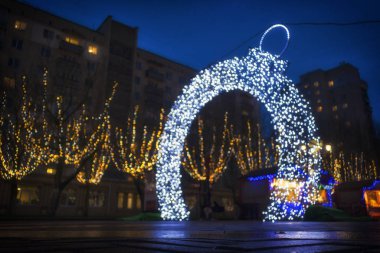 Noel topu şeklinde çelenklerle sokak kemerindeki noel ışıklarını söndür..