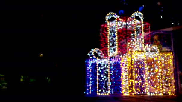 Defocus Christmas lights on the street arch with garlands in the shape of a Christmas ball. — Stock video