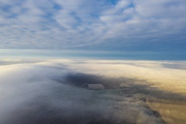 Sarı ve mavi şafak bulutların üzerinde, konsept, seyahat ve eğlence.