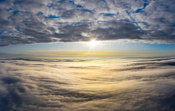 Κίτρινη και μπλε αυγή πάνω από τα σύννεφα, έννοια, ταξίδια και αναψυχή. — Φωτογραφία Αρχείου