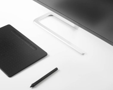 Grafik tablet kalem ve beyaz bir masada beyaz bir masa üzerinde monitör