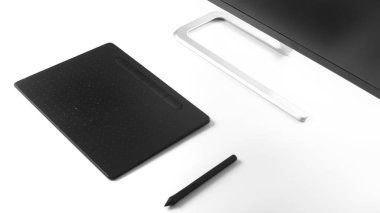 Grafik tablet kalem ve beyaz bir masada beyaz bir masa üzerinde monitör