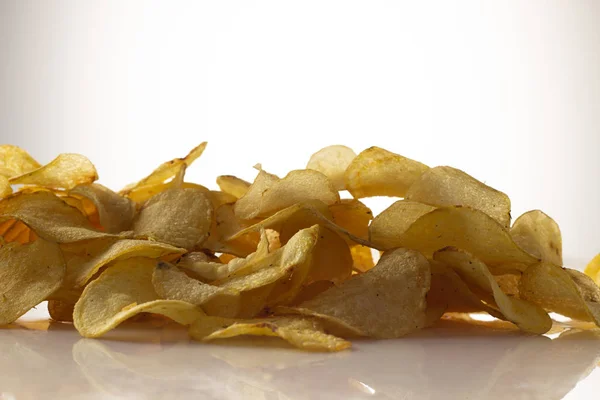 Papas fritas doradas sobre un fondo blanco . —  Fotos de Stock