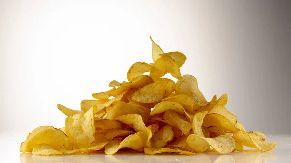 Papas fritas doradas sobre un fondo blanco . —  Fotos de Stock