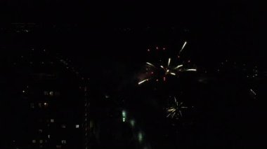 Gece gökyüzü arka planında havai fişek patlamaları, İHA görüntüsü