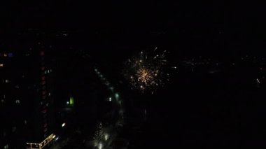 Gece gökyüzü arka planında havai fişek patlamaları, İHA görüntüsü