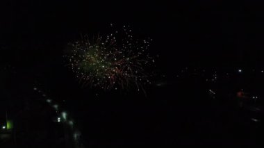 Gece gökyüzü arka planında havai fişek patlamaları, İHA görüntüsü