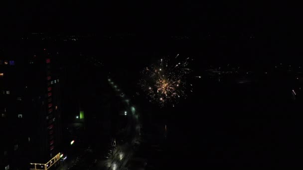 Vuurwerk explosies op nachtelijke hemel achtergrond, drone view — Stockvideo