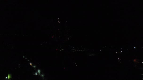 Vuurwerk explosies op nachtelijke hemel achtergrond, drone view — Stockvideo