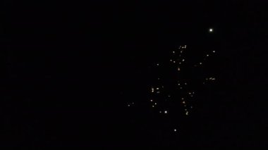 Gece gökyüzü arka planında havai fişek patlamaları, İHA görüntüsü