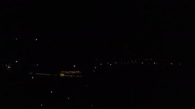 Gece gökyüzü arka planında havai fişek patlamaları, İHA görüntüsü
