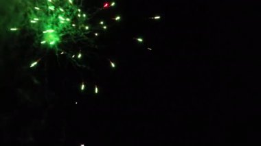 Gece gökyüzü arka planında havai fişek patlamaları, İHA görüntüsü
