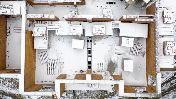 Nieve abandonado sitio de construcción, vista superior, tiro con drones. — Foto de Stock