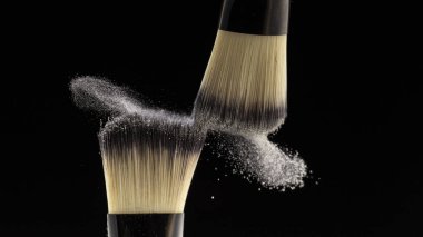 Siyah arkaplandaki düz allık fırçası etrafa saçılıyor.