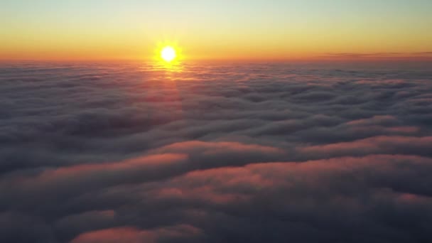 Volando sobre las nubes de la mañana, la cámara se hunde lentamente en la niebla — Vídeos de Stock