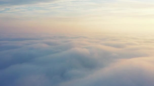 Nubes turbulentas de color púrpura-azul al atardecer, vista drone . — Vídeo de stock