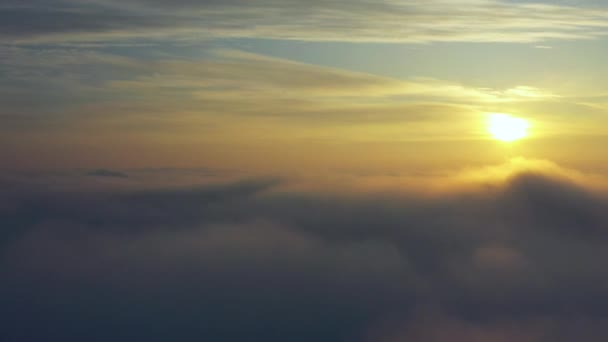 Nubes turbulentas de color púrpura-azul al atardecer, vista drone . — Vídeos de Stock